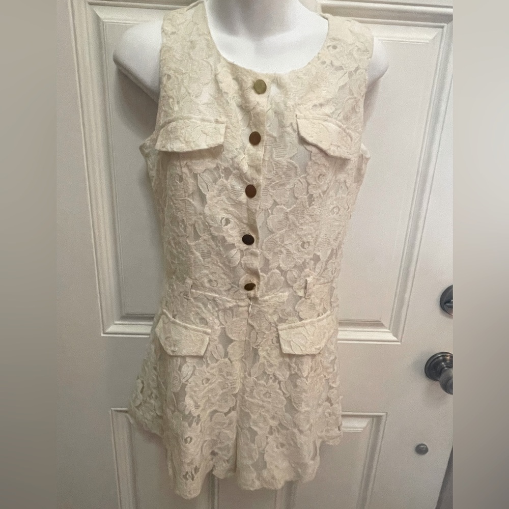 Medium size Jumper by L’atiste in a Lacey ivory coloured finish with belt straps